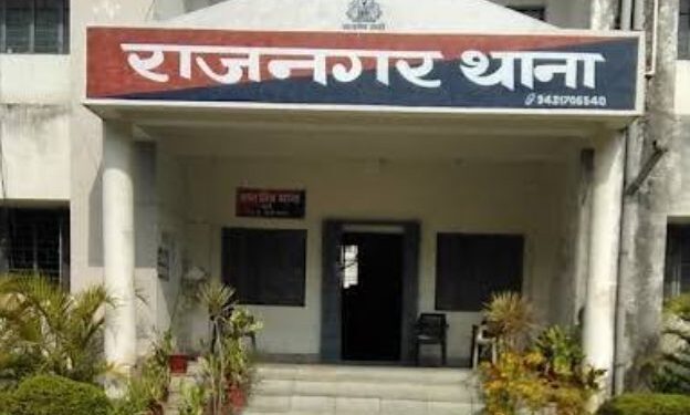 Saraikela-Rajnagar : राजनगर में फर्जी हस्ताक्षर कर बिचौलिए ने लाभुक के खाते से उड़ाये 80 हजार रुपये, शिकायत करने पर बैंक कर्मियों ने भी अपशब्द व गोली मारने की धमकी देकर भगाया, थाना में मामला दर्ज