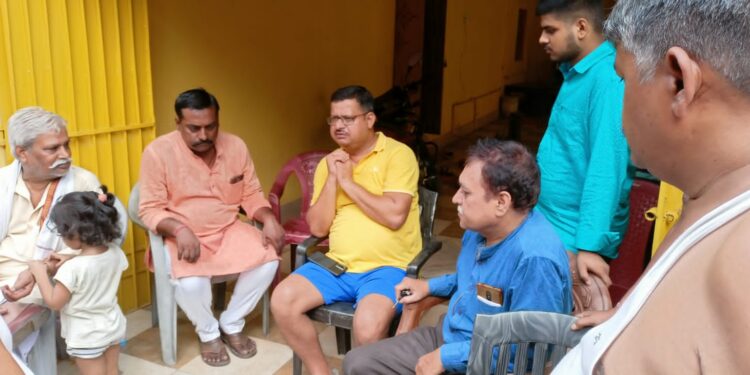 jamshedpur-road-accident-बिष्टुपुर लाइट सिग्नल गोलचक्कर के पास सड़क हादसा, मानगो के व्यक्ति की मौत, दो साल पहले भाई की भी हो चुकी है संदेहास्पद मौत, धक्का मारने वाली गाड़ी का घटनास्थल से मिला नंबर प्लेट, भाजपा नेता पहुंचे मृतक के घर, कहा-मुआवजा नहीं तो नहीं होगा अंतिम संस्कार
