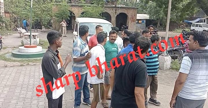 jamshedpur-eve-teasing-जुगसलाई में चाचा रियाज कर रहे थे गर्ल्स स्कूल की बच्चियों के साथ अश्लील हरकत, बच्चियों को दिखा रहा था ब्लू फिल्म, टीचरों और अभिभावकों ने पकड़कर पीटा, किया पुलिस के हवाले jamshedpur-eve-teasing-जुगसलाई में चाचा रियाज कर रहे थे गर्ल्स स्कूल की बच्चियों के साथ अश्लील हरकत, बच्चियों को दिखा रहा था ब्लू फिल्म, टीचरों और अभिभावकों ने पकड़कर पीटा, किया पुलिस के हवाले