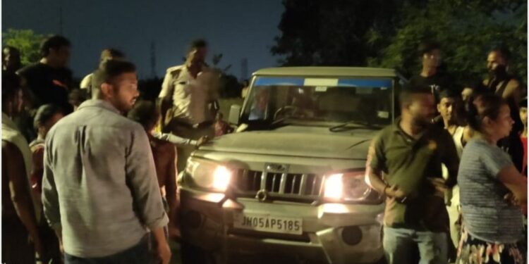 jamshedpur-accident-सोनारी मरीन ड्राइव में अनियंत्रित बोलेरो दुर्घटनाग्रस्त, बिष्टुपुर में ट्रक बैरियर तोड़कर घुसी