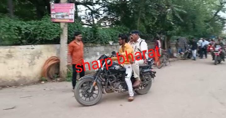 adityapur-police-action-आदित्यपुर पुलिस की कार्रवाई, नशे के कारोबारियों के अड्डे में पुलिस बल लेकर घुसे थानेदार, कहा-नशा मुक्त होगा आदित्यपुर-video