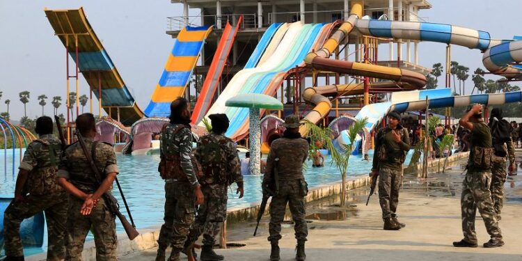 jamshedpur-water-park-accident-followup-जमशेदपुर से सटे गालूडीह वाटर पार्क में कुछ ऐसे घटी थी घटना-देखिये-video, कैसे घटी थी घटना, यह जानें, प्रबंधन ने दिखायी चालाकी, आनन-फानन में लगा दी एक बोर्ड, प्रशासन ने किया वाटर पार्क को सील, जिला परिषद सदस्य दल बल के साथ पहुंचे, प्रबंधन पर दर्ज हो हत्या का मुकदमा-देखिये-video, कुछ इसी तरह घटी है घटना, देखें-video jamshedpur-water-park-accident-followup-जमशेदपुर से सटे गालूडीह वाटर पार्क में कुछ ऐसे घटी थी घटना-देखिये-video, कैसे घटी थी घटना, यह जानें, प्रबंधन ने दिखायी चालाकी, आनन-फानन में लगा दी एक बोर्ड, प्रशासन ने किया वाटर पार्क को सील, जिला परिषद सदस्य दल बल के साथ पहुंचे, प्रबंधन पर दर्ज हो हत्या का मुकदमा-देखिये-video, कुछ इसी तरह घटी है घटना, देखें-video