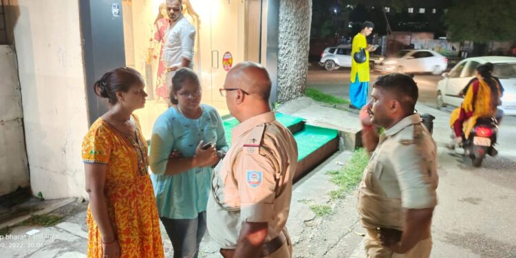 jamshedpur-crime-बिष्टुपुर में अपराधियों का बोलबाला, शाम को मानगो डिमना की महिला का बिष्टुपुर में बाइक सवार बदमाशों ने छिना पर्स, देखिये-video, दिन में होटल नटराज के पास हुई छिनतई jamshedpur-crime-बिष्टुपुर में अपराधियों का बोलबाला, शाम को मानगो डिमना की महिला का बिष्टुपुर में बाइक सवार बदमाशों ने छिना पर्स, देखिये-video, दिन में होटल नटराज के पास हुई छिनतई