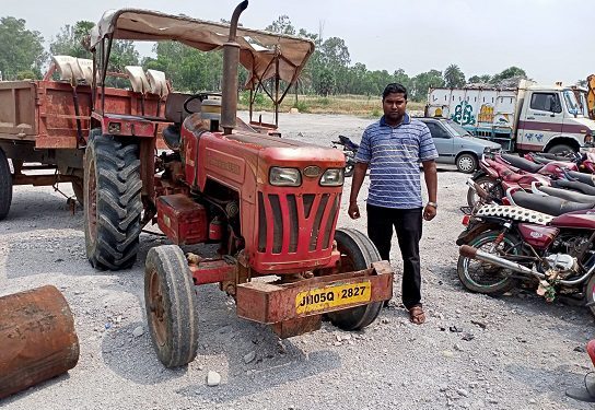 jamshedpur-illegal-mining-जमशेदपुर में अवैध खनिज परिवहन के विरुद्ध की गई कार्रवाई, 3 हाईवा और 1 ट्रक सीज, 1 ट्रैक्टर संचालक के विरुद्ध एफआईआर दर्ज