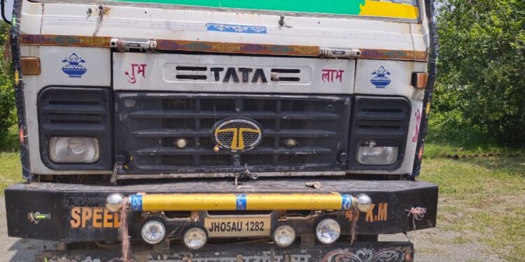 jamshedpur-illegal-mining-जमशेदपुर में अवैध खनन को लेकर कार्रवाई, पोटका में दो हाइवा वाहन अवैध खनिज लेकर जाते जब्त jamshedpur-illegal-mining-जमशेदपुर में अवैध खनन को लेकर कार्रवाई, पोटका में दो हाइवा वाहन अवैध खनिज लेकर जाते जब्त