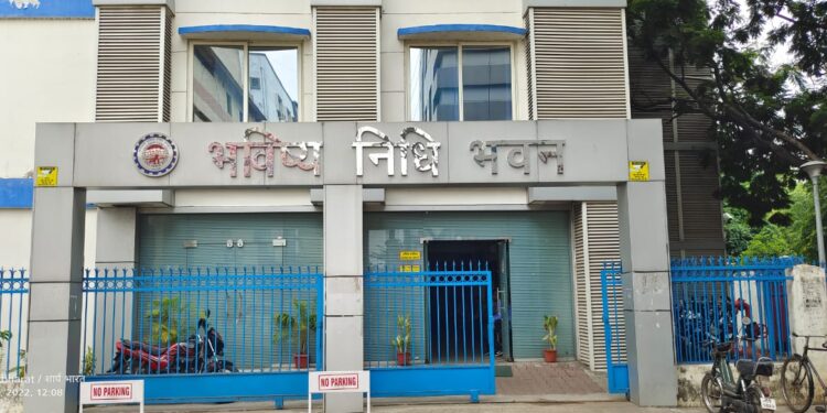 jamshedpur-PF-scam-followup-जमशेदपुर के पीएफ कार्यालय में हुए करोड़ों के घोटालो को लेकर विभागीय पदाधिकारी और कर्मचारी शक के घेरे में, सिस्टम को लेकर उठते सवाल, इतना बड़ा मामला फिर पीएफ कमिश्नर मीडिया से क्यों नहीं हो रहे रुबरू? बड़ा सवाल-देखिये और पढ़िये-अन्नी अमृता की रिपोर्ट-video jamshedpur-PF-scam-followup-जमशेदपुर के पीएफ कार्यालय में हुए करोड़ों के घोटालो को लेकर विभागीय पदाधिकारी और कर्मचारी शक के घेरे में, सिस्टम को लेकर उठते सवाल, इतना बड़ा मामला फिर पीएफ कमिश्नर मीडिया से क्यों नहीं हो रहे रुबरू? बड़ा सवाल-देखिये और पढ़िये-अन्नी अमृता की रिपोर्ट-video
