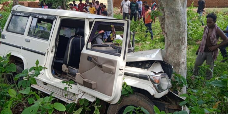 deoghar-accident-सारठ पलाजोरी मुख्य सड़क पर बोलेरो वाहन से टकरायी, 8 लोग गंभीर रुप से घायल