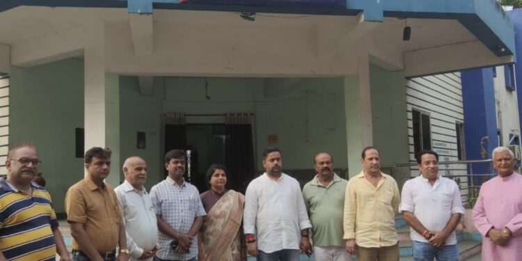 jamshedpur-bjp-against-police-भाजपा के पूर्व जिला अध्यक्ष पर एफआईआर होने के बाद जमशेदपुर के एमवीआई पर भी साकची थाना में घूस मांगने व जातिसूचक शब्द कहने की शिकायत, थानेदार बोले-जांच होगी, तब केस होगा jamshedpur-bjp-against-police-भाजपा के पूर्व जिला अध्यक्ष पर एफआईआर होने के बाद जमशेदपुर के एमवीआई पर भी साकची थाना में घूस मांगने व जातिसूचक शब्द कहने की शिकायत, थानेदार बोले-जांच होगी, तब केस होगा