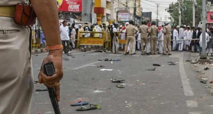 jharkhand-ranchi-violance-रांची में हुई हिंसा की एनआइए जांच करने को लेकर झारखंड हाईकोर्ट में याचिका, शुक्रवार को होगी सुनवाई, रांची एसएसपी को सरकार ने दिया नोटिस, कैसे लगायी हिंसा के पोस्टर, रांची डीसी और एसएसपी की मुश्किलें, राज्यपाल का आदेश माने या सरकार का jharkhand-ranchi-violance-रांची में हुई हिंसा की एनआइए जांच करने को लेकर झारखंड हाईकोर्ट में याचिका, शुक्रवार को होगी सुनवाई, रांची एसएसपी को सरकार ने दिया नोटिस, कैसे लगायी हिंसा के पोस्टर, रांची डीसी और एसएसपी की मुश्किलें, राज्यपाल का आदेश माने या सरकार का