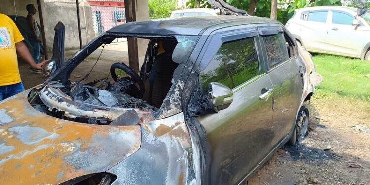 Chakradharpur-Incident : कार को अज्ञात ने लगायी आग, चक्रधरपुर थाना में मामला दर्ज, जांच में जुटी पुलिस