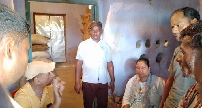 West-Singhbhum-Podahat-SDO-Visited-Udanchouka : पोड़ाहाट अनुमंडल एसडीओ ने किया डायरिया प्रभावित उड़नचौका का दौरा, संक्रमण कम होने तक गांव में प्रतिदिन हेल्थ कैंप लगाने का निर्देश