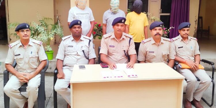 West-Singhbhum : जाली करेंसी चलाने के मामले में 3 लोग गिरफ्तार, दो की अब भी तलाश, 5 हजार 550 की जाली करेंसी जब्त West-Singhbhum : जाली करेंसी चलाने के मामले में 3 लोग गिरफ्तार, दो की अब भी तलाश, 5 हजार 550 की जाली करेंसी जब्त