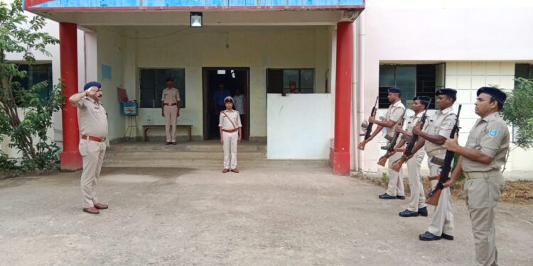 saraikela-sp-सरायकेला एसपी ने किया तिरुलडीह थाना का निरीक्षण, थानेदार समेत अन्य को अपराध और नक्सल पर लगाम लगाने का आदेश