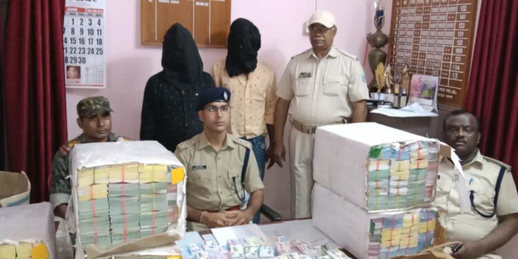 Chakradharpur-Breaking : चक्रधरपुर में अवैध लॉटरी के धंधे का भंडाफोड़, पुलिस की बड़ी कार्रवाई बड़े पैमाने पर अवैध लाटरी बरामद दो गिरफ्तार