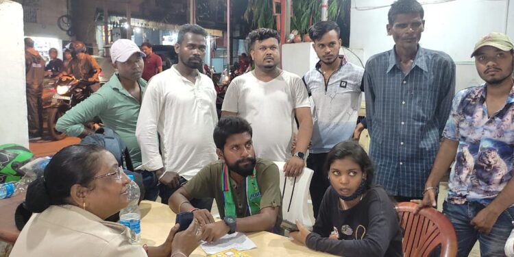 jamshedpur-girls-case-बेंगलुरु में कपड़ा मिल में काम कर रही देवकी महानंद पहुंची जमशेदपुर, कौशल केंद्र के संचालक के खिलाफ दर्ज कराई मानगो थाने में एफ़आइआर-video jamshedpur-girls-case-बेंगलुरु में कपड़ा मिल में काम कर रही देवकी महानंद पहुंची जमशेदपुर, कौशल केंद्र के संचालक के खिलाफ दर्ज कराई मानगो थाने में एफ़आइआर-video