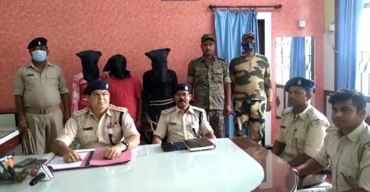 Saraikela-Kapali : कपाली पुलिस ने तीन गांजा तस्करों को किया गिरफ्तार, दो साल से थी तलाश Saraikela-Kapali : कपाली पुलिस ने तीन गांजा तस्करों को किया गिरफ्तार, दो साल से थी तलाश