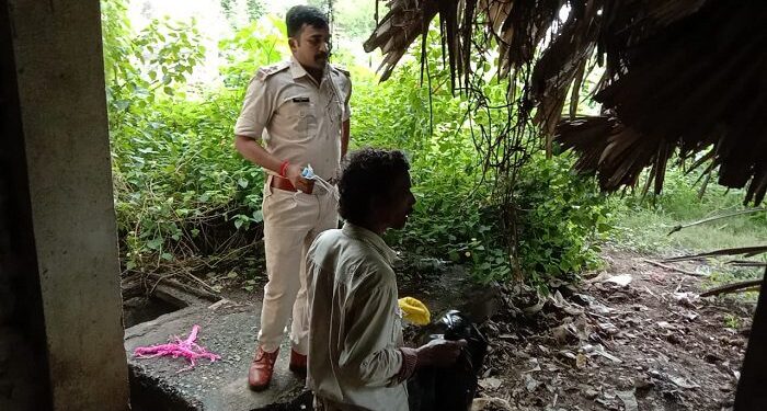 Jamshedpur : परसुडीह में करनडीह रेल फाटक के पास सेपटिक टैंक में लाश मिलने से सनसनी, हत्या की आशंका Jamshedpur : परसुडीह में करनडीह रेल फाटक के पास सेपटिक टैंक में लाश मिलने से सनसनी, हत्या की आशंका