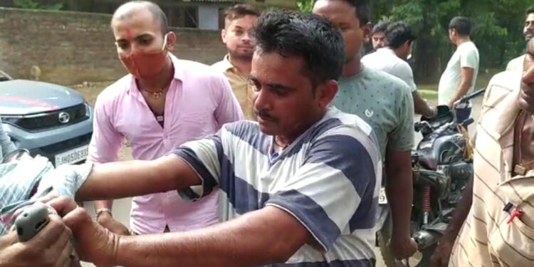 Jamshedpur : साकची में मजदूर से मोबाइल छीन कर भाग रहे युवक ने पकड़े जाने पर बोतल से किया हमला, पुलिस कर रही मामले की जांच