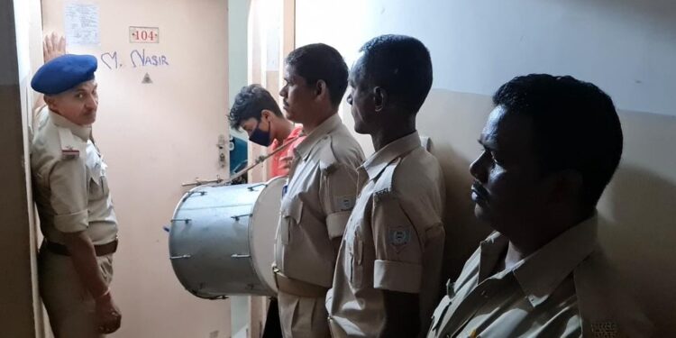 Jamshedpur : आजादनगर पुलिस ने दहेज प्रताड़ना और सोनारी पुलिस ने पासवान हत्याकांड के फरार आरोपियों के घर किया इश्‍तेहार चस्पा, मोहल्ले में बजाए ढोल नगाड़े