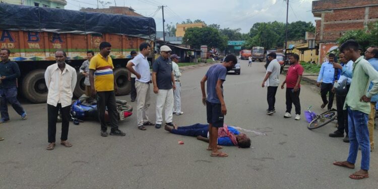 saraikela-accident-कांड्रा में नशे में धुत ट्रेलर चालक ने मोटरसाइकिल और साइकिल सवार को अपनी चपेट में लिया, मची अफरा-तफरी