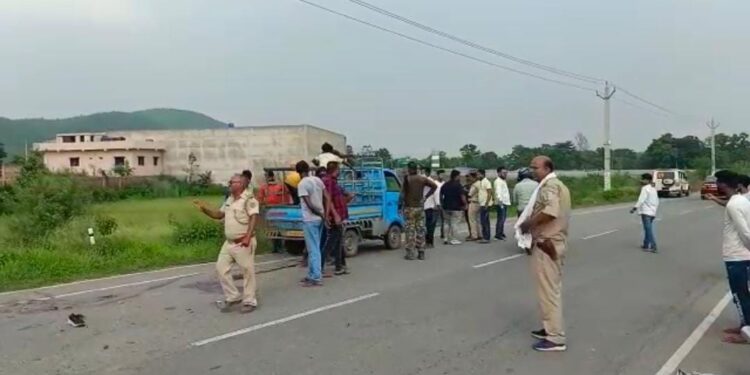 jamshedpur-border-area-accident-जमशेदपुर से सटे डोबो पुल के आगे रुगड़ी में सड़क हादसा, मानगो के दो युवकों की घटनास्थल पर ही मौत
