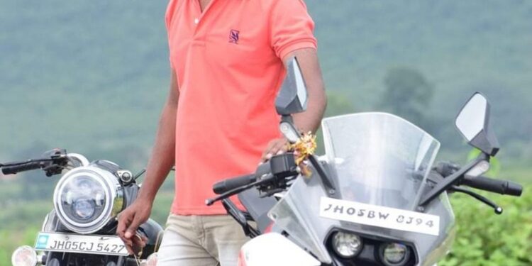 adityapur-murder-new-breaking-आदित्यपुर में पूर्व विधायक मलखान सिंह के साले कन्हैया सिंह को इसी अपराधी ने मारी थी पहली गोली, देखिये पहली बार शूटर की तस्वीर, मलखान सिंह और कन्हैया सिंह के और करीबी पुलिस हिरासत में, कांग्रेस के बड़े नेता का बेटा भी धराया, पुलिस का खुलासा अब शुक्रवार को होगा, इस खबर में जानिये कैसे शूटर और परिवार तक पहुंच गयी पुलिस adityapur-murder-new-breaking-आदित्यपुर में पूर्व विधायक मलखान सिंह के साले कन्हैया सिंह को इसी अपराधी ने मारी थी पहली गोली, देखिये पहली बार शूटर की तस्वीर, मलखान सिंह और कन्हैया सिंह के और करीबी पुलिस हिरासत में, कांग्रेस के बड़े नेता का बेटा भी धराया, पुलिस का खुलासा अब शुक्रवार को होगा, इस खबर में जानिये कैसे शूटर और परिवार तक पहुंच गयी पुलिस