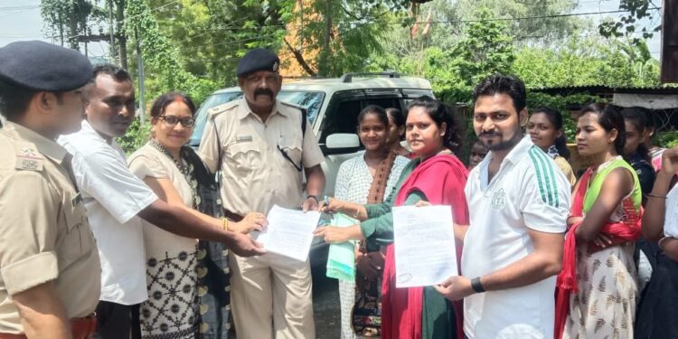 adityapur-crime-आदित्यपुर में कंहैया सिंह हत्याकांड को लेकर महिला कांग्रेक की नेत्री अनामिका और मीरा तिवारी ने दिया शांतिपूर्ण धरना, पुलिस के खिलाफ उठायी आवाज