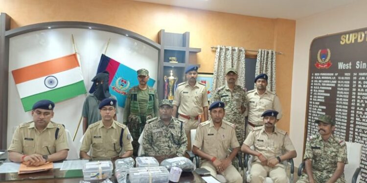 west-singhbhum-police-success-पश्चिम सिंहभूम जिले के दो लाख का इनामी नक्सली नोवेल असलहों के साथ गिरफ्तार, एके 47, 38 जिंदा गोली व बम बरामद west-singhbhum-police-success-पश्चिम सिंहभूम जिले के दो लाख का इनामी नक्सली नोवेल असलहों के साथ गिरफ्तार, एके 47, 38 जिंदा गोली व बम बरामद