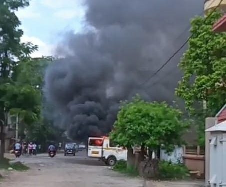 jamshedpur-fire-बारीडीह के पास खड़ी टाटा मैजिक वाहन में लगी आग, मची अफरा-तफरी
