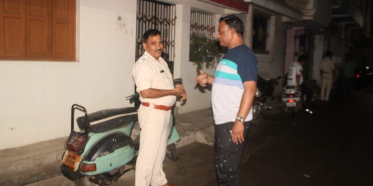 jamshedpur-firing-धातकीडीह में सरेशाम अपराधियों ने चलायी गोलियां, कांग्रेसी नेता पर हुई फायरिंग, नये एसएसपी को अपराधियों ने दी खुली चुनौती-देखिये-video-कैसे अपराधियों ने चलायी गोलियां-देखिये-video-अपराधी गोली चलाते साफ दिखे रहे है-video