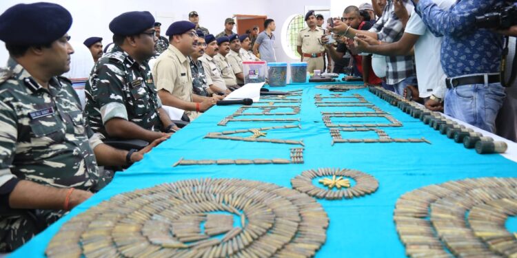 jharkhand-police-big-catch-लातेहार पुलिस ने नक्सली आदेश गंझू समेत 5 नक्सलियों को किया गिरफ्तार, अब तक की सबसे बड़ी रिकवरी, एके-47, इनसास, ग्रेनेड, जिंदा गोलियां, देशी पिस्तौल, वॉकी-टॉकी समेत कई आग्नेयास्त्र जब्त