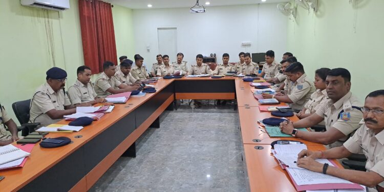 saraikela-sp-crime-meeting-सरायकेला-खरसावां के सारे थानेदारों को एसपी आनंद प्रकाश का दो टूक, खराब काम किया तो नपेंगे, बेहतर काम करने वाले होंगे पुरस्कृत, जानें क्राइम मीटिंग में क्या हुई