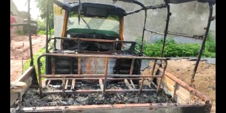 jamshedpur-crime-सुंदरनगर में घर के पास लगे ऑटो को किया आग के हवाले, थाना में गांव के पड़ोसी की शिकायत