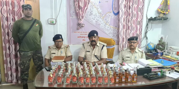 adityapur-police-success-आदित्यपुर पुलिस का ताबड़तोड़ अभियान, आदित्यपुर में बालू लदा हाईवा व 87 बोतल शराब भी जब्त