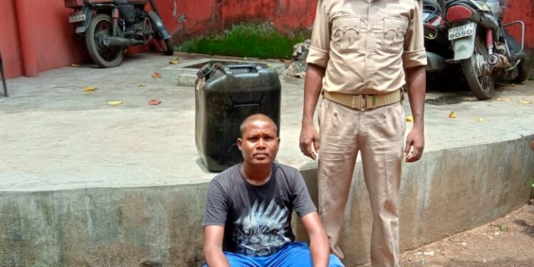 jamshedpur-illegal-wine-सीतारामडेरा में उत्पाद विभाग का छापा, बड़े पैमाने पर शराब जब्त