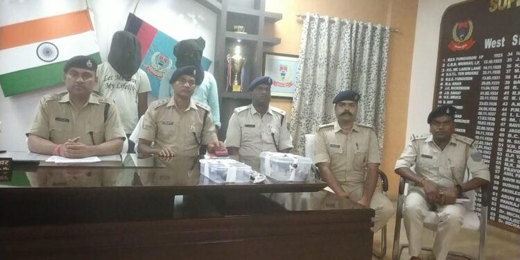 west-singhbhum-police-success-पश्चिम सिंहभूम पुलिस को बड़ी सफलता, कुख्यात अपराधी नितेश चातोम्बा अपने साथियों के साथ गिरफ्तार, बड़े पैमाने पर हथियार और चोरी की गाड़ियां जब्त west-singhbhum-police-success-पश्चिम सिंहभूम पुलिस को बड़ी सफलता, कुख्यात अपराधी नितेश चातोम्बा अपने साथियों के साथ गिरफ्तार, बड़े पैमाने पर हथियार और चोरी की गाड़ियां जब्त