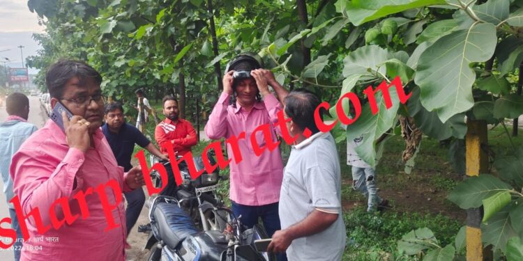 jamshedpur-fraud-policemen-साकची से बर्मामाइंस जाने वाले रास्ते में फर्जी पुलिसवाला बनकर कर रहा था पैसों की वसूली, लोगों ने पकड़कर पीटा-देखिये-video