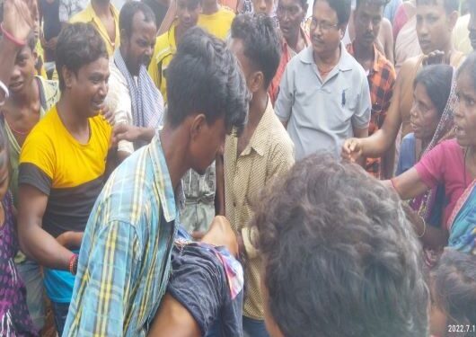 jamshedpur-rural-blind-faith-जमशेदपुर के ग्रामीण इलाके में अंधविश्वास का अदभुत घटना, बच्चे को सांप ने काटा, एमजीएम अस्पताल ने मृत घोषित कर दिया, 36 घंटे से परिवार के लोग शव लेकर मिदनापुर पहुंच गये jamshedpur-rural-blind-faith-जमशेदपुर के ग्रामीण इलाके में अंधविश्वास का अदभुत घटना, बच्चे को सांप ने काटा, एमजीएम अस्पताल ने मृत घोषित कर दिया, 36 घंटे से परिवार के लोग शव लेकर मिदनापुर पहुंच गये