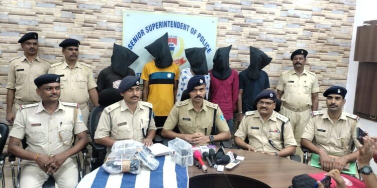 jamshedpur-police-success-सिदगोड़ा से लेकर भुइयांडीह तक लूटपाट करने वाले गिरोह का भंडाफोड़, पांच अपराधी लूटपाट के सामान और नगदी के साथ गिरफ्तार, देखिये-video jamshedpur-police-success-सिदगोड़ा से लेकर भुइयांडीह तक लूटपाट करने वाले गिरोह का भंडाफोड़, पांच अपराधी लूटपाट के सामान और नगदी के साथ गिरफ्तार, देखिये-video