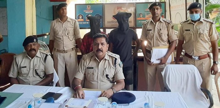 Adityapur-Police-success : आदित्यपुर पुलिस ने सूरज मुंडा हत्याकांड का किया खुलासा, आपसी रंजिश में हुई थी हत्या, अब तक चार गिरफ्तार, देशी कट्टा, जिंदा कारतूस व दो बाइक बरामद, अन्य की गिरफ्तारी के लिए छापामारी जारी Adityapur-Police-success : आदित्यपुर पुलिस ने सूरज मुंडा हत्याकांड का किया खुलासा, आपसी रंजिश में हुई थी हत्या, अब तक चार गिरफ्तार, देशी कट्टा, जिंदा कारतूस व दो बाइक बरामद, अन्य की गिरफ्तारी के लिए छापामारी जारी