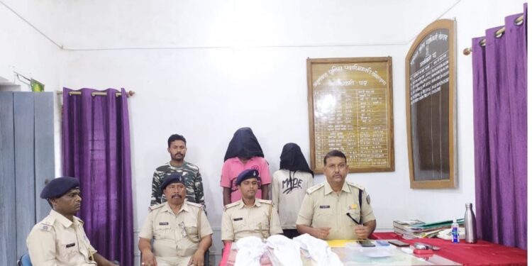 Lohardaga : लोहरदगा : पीएलएफआई के दो नक्सली हथियार के साथ गिरफ्तार, नक्सल पर्चा एवं तीन बंदूक बरामद Lohardaga : लोहरदगा : पीएलएफआई के दो नक्सली हथियार के साथ गिरफ्तार, नक्सल पर्चा एवं तीन बंदूक बरामद