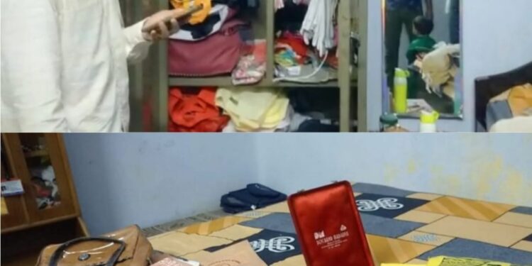 Jamshedpur-Kadma-Theft : कदमा के बीएच एरिया में बंद घर का ताला तोड़कर जेवर व नकदी समेत 35 लाख की चोरी, छानबीन में जुटी पुलिस Jamshedpur-Kadma-Theft : कदमा के बीएच एरिया में बंद घर का ताला तोड़कर जेवर व नकदी समेत 35 लाख की चोरी, छानबीन में जुटी पुलिस