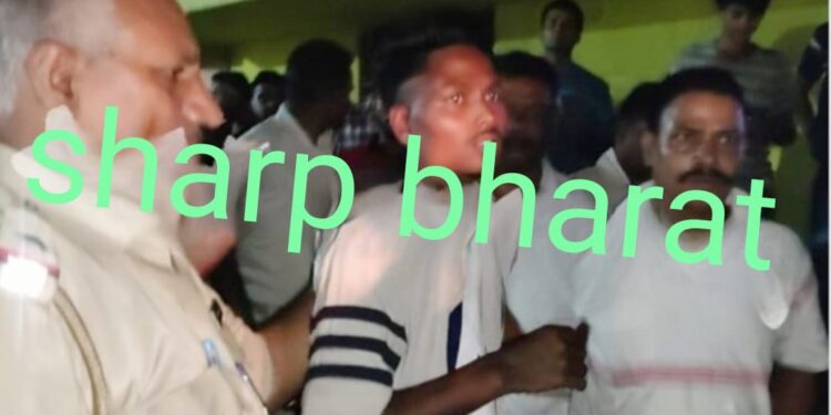 jamshedpur-crime-बिष्टुपुर के गरमनाला में स्कूटी सवार व्यक्ति से मोबाइल छीनने वाला एक युवक काशीडीह में धाराया, दूसरा फरार jamshedpur-crime-बिष्टुपुर के गरमनाला में स्कूटी सवार व्यक्ति से मोबाइल छीनने वाला एक युवक काशीडीह में धाराया, दूसरा फरार