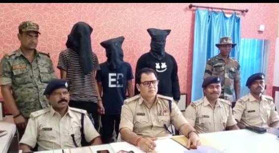 saraikela-big-catch-चांडिल पुलिस को मिली बड़ी सफलता, जमशेदपुर और सरायकेला-खरसावां जिले के तीन लुटेरों को किया गिरफ्तार, हाईवे में करते थे लूटपाट saraikela-big-catch-चांडिल पुलिस को मिली बड़ी सफलता, जमशेदपुर और सरायकेला-खरसावां जिले के तीन लुटेरों को किया गिरफ्तार, हाईवे में करते थे लूटपाट