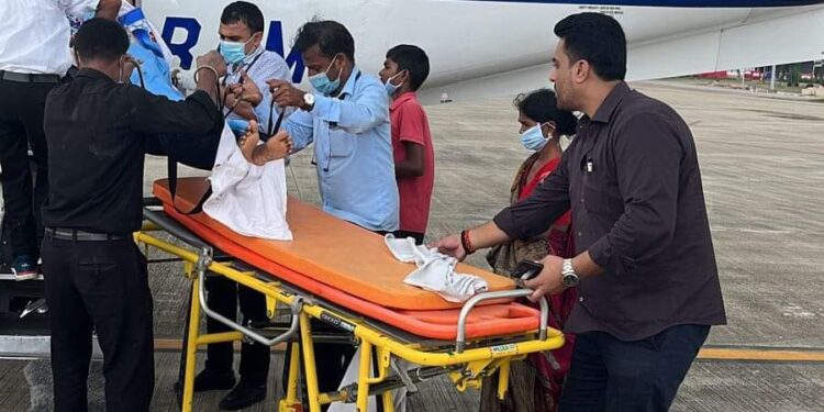 jharkhand-acid-attack-झारखंड की एसिड अटैक की शिकार एक और बच्ची को भेजा गया एयर एंबुलेंस से दिल्ली, हालत खराब होने के बाद उठाया गया कदम jharkhand-acid-attack-झारखंड की एसिड अटैक की शिकार एक और बच्ची को भेजा गया एयर एंबुलेंस से दिल्ली, हालत खराब होने के बाद उठाया गया कदम