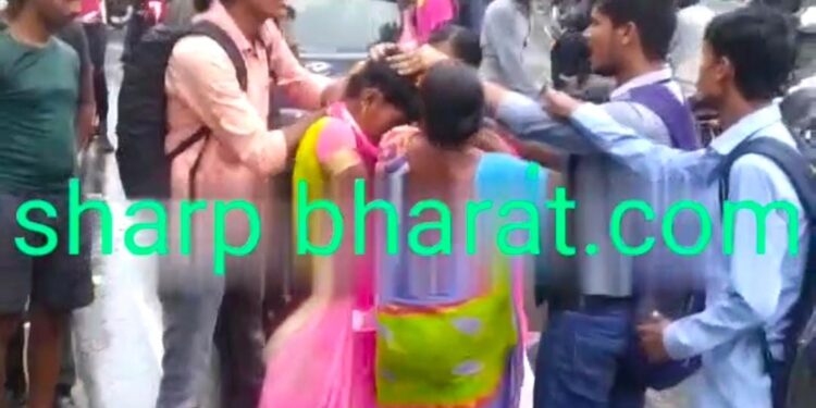jamshedpur-womens-drama-मानगो चौक पर दो महिलाओं ने मिलकर एक महिला की जमकर पिटाई, झोटा नोचा-नोची देखकर लगी भारी भीड़, देखिये-video