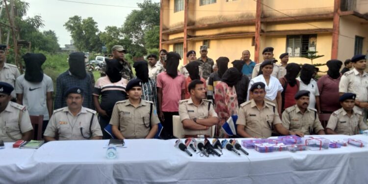 jamshedpur-rural-police-success-जमशेदपुर की ग्रामीण पुलिस को एक साथ कई कांडों में मिली सफलता, 1. कोवाली में युवक को छोटे भाई की पत्नी ने ही सुपारी देकर अपराधियों से करायी थी अपने भसुर की हत्या, हत्यारे गिरप्तार, अस्थियां बरामद, 2. कोवाली हत्याकांड में शामिल अपराधियों ने कई खुलासे किये, कई लूट और डकैती में थे संलिप्त, हथियार बरामद, 3. पोटका में फरवरी 2020 में हुई हत्याकांड का अभी खुलासा, चार गिरफ्तार, 4. जादूगोड़ा में अवैध हथियार के साथ दो गिरफ्तार jamshedpur-rural-police-success-जमशेदपुर की ग्रामीण पुलिस को एक साथ कई कांडों में मिली सफलता, 1. कोवाली में युवक को छोटे भाई की पत्नी ने ही सुपारी देकर अपराधियों से करायी थी अपने भसुर की हत्या, हत्यारे गिरप्तार, अस्थियां बरामद, 2. कोवाली हत्याकांड में शामिल अपराधियों ने कई खुलासे किये, कई लूट और डकैती में थे संलिप्त, हथियार बरामद, 3. पोटका में फरवरी 2020 में हुई हत्याकांड का अभी खुलासा, चार गिरफ्तार, 4. जादूगोड़ा में अवैध हथियार के साथ दो गिरफ्तार