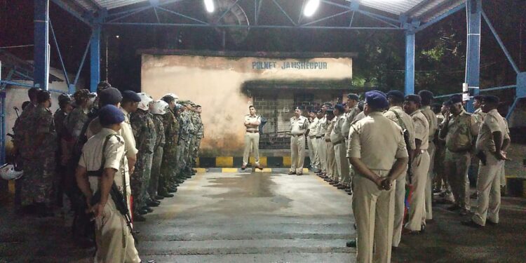 jamshedpur-ssp-in-action-जमशेदपुर के एसएसपी ने गश्ती दलों के साथ की अहम ब्रीफिंग, कहा-अपराधियों को पकड़िये अवार्ड देंगे, गलत इमेज पुलिस का बनने नहीं दें, ड्यूटी करने के लिए सरकार पुलिस को देती है वेतन, ईमानदारी से ड्यूटी करें नहीं तो होगी कार्रवाई-देखिये-video-SSP-jamshedpur-क्या कहा