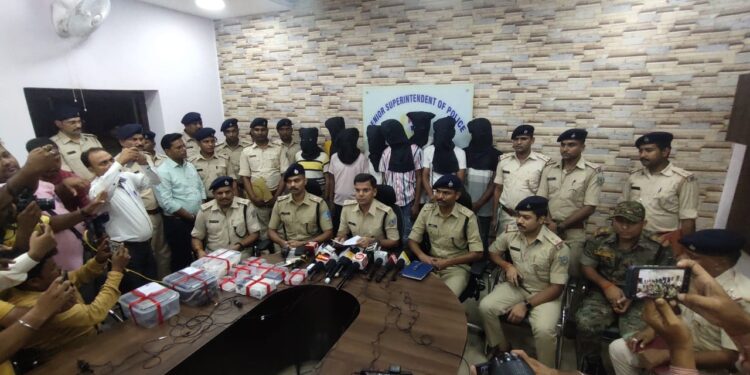 jamshedpur-police-arrests-road-snatchers-जमशेदपुर की सड़कों पर यहीं गैंग करता था छिनतई, इस गिरोह के 9 लोगों को पुलिस ने किया गिरफ्तार, कई और की तलाश-देखिये-video