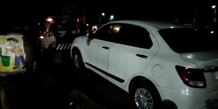 jamshedpur-police-action-साकची में जुबिली पार्क गेट के सामने दुकानों के पास गाड़ियां लगाने वालों की गाड़ियां जब्त, दुकानदारों को दी चेतावनी, देखिये-video jamshedpur-police-action-साकची में जुबिली पार्क गेट के सामने दुकानों के पास गाड़ियां लगाने वालों की गाड़ियां जब्त, दुकानदारों को दी चेतावनी, देखिये-video